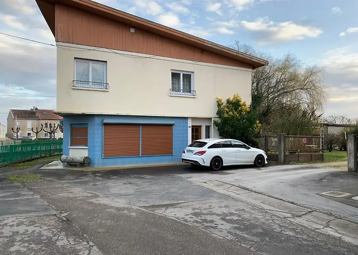 Appartement dans maison avec cour et parc